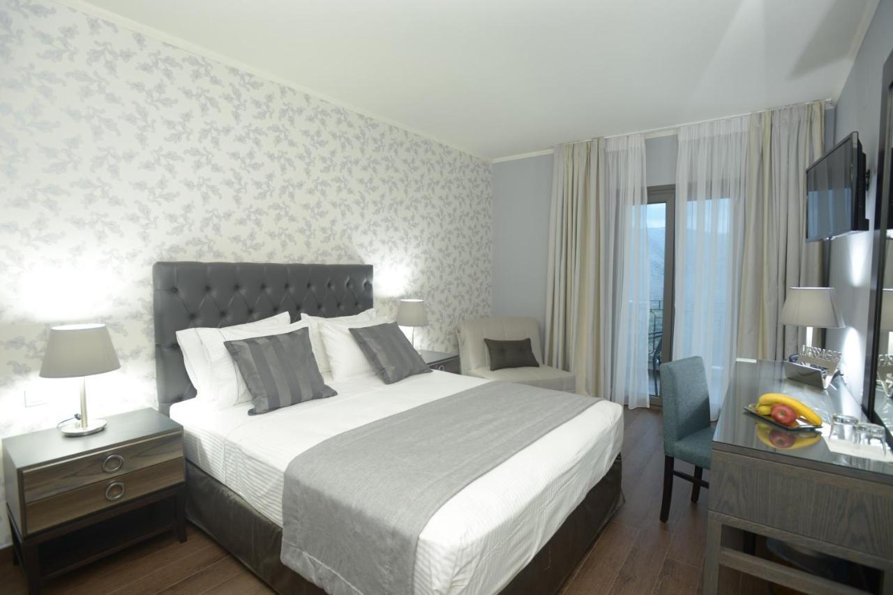 Theasis Hotel Paramythia Bagian luar foto